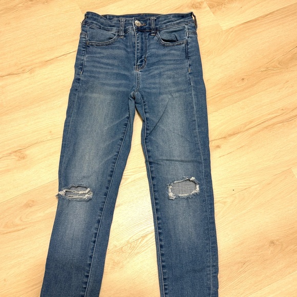 AMERICAN EAGLE Distressed light blue jeans, size 2 - Picture 2 of 8